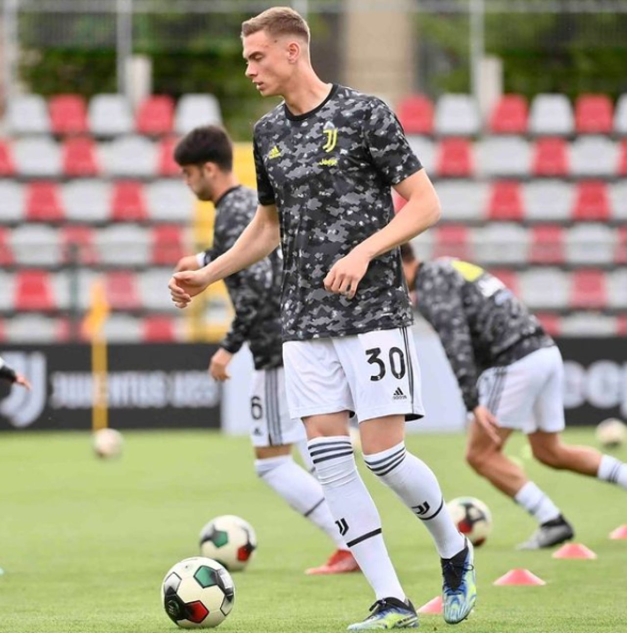 Un român de la Juventus Torino este aproape de Eintracht Frankfurt, deținătoarea Europa League! Detaliile tranzacției_1