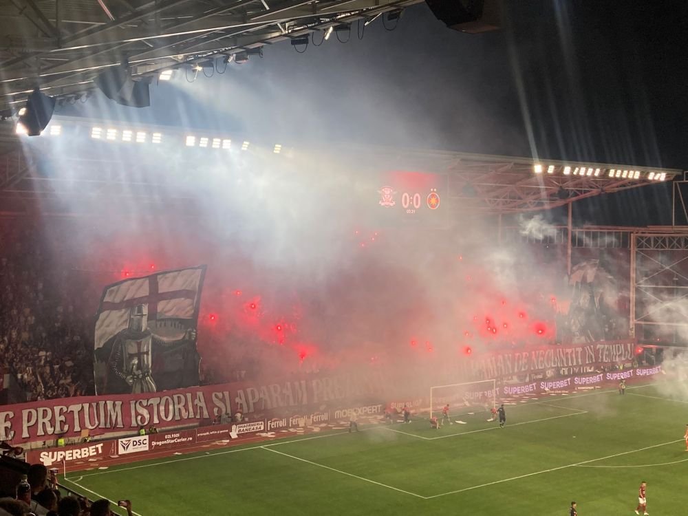 Rapid - FCSB, &icirc;ntrerupt de ambele galerii! Atmosferă incendiară &icirc;n Giulești: bannerele afișate