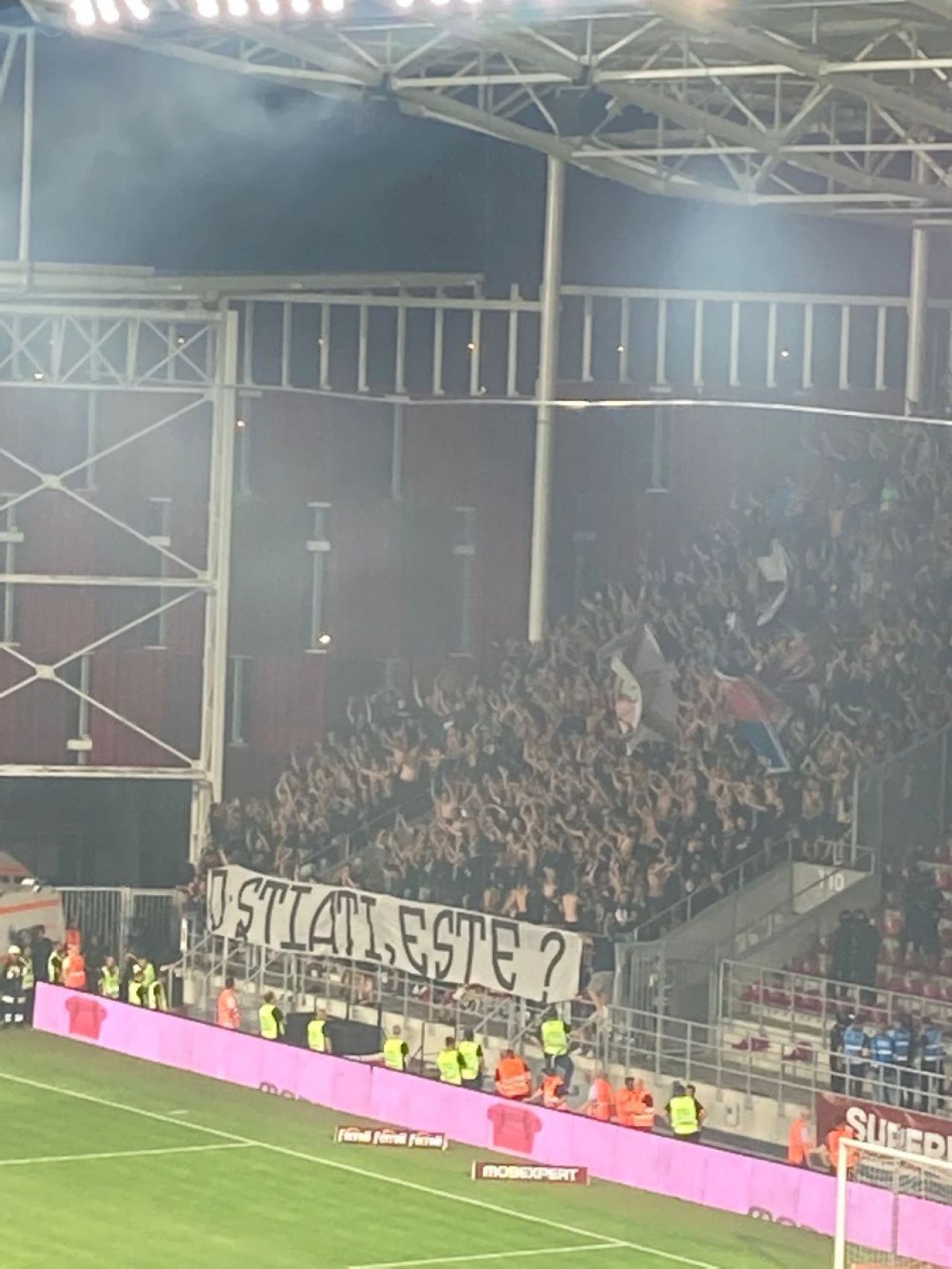 Rapid - FCSB, întrerupt de ambele galerii! Atmosferă incendiară în Giulești: bannerele afișate_2