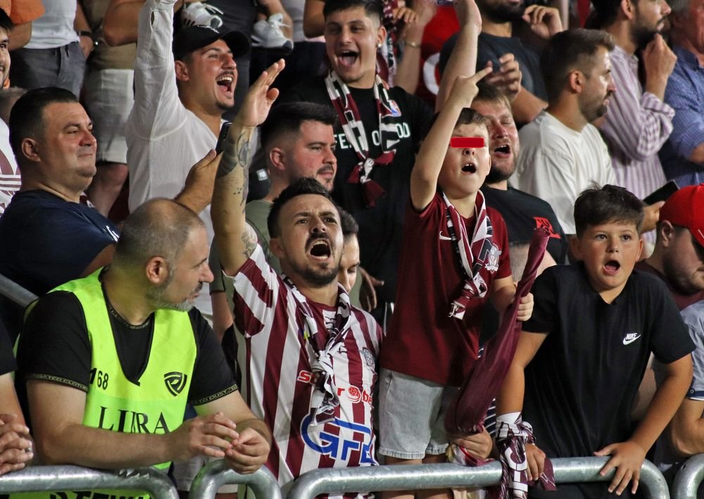 Ultras de mic! Fotografia derby-ului din Giulești amintește de o imagine devenită virală_2