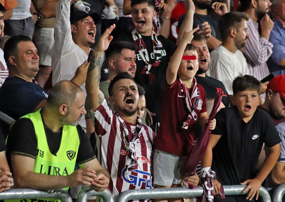 Ultras de mic! Fotografia derby-ului din Giulești amintește de o imagine devenită virală_2