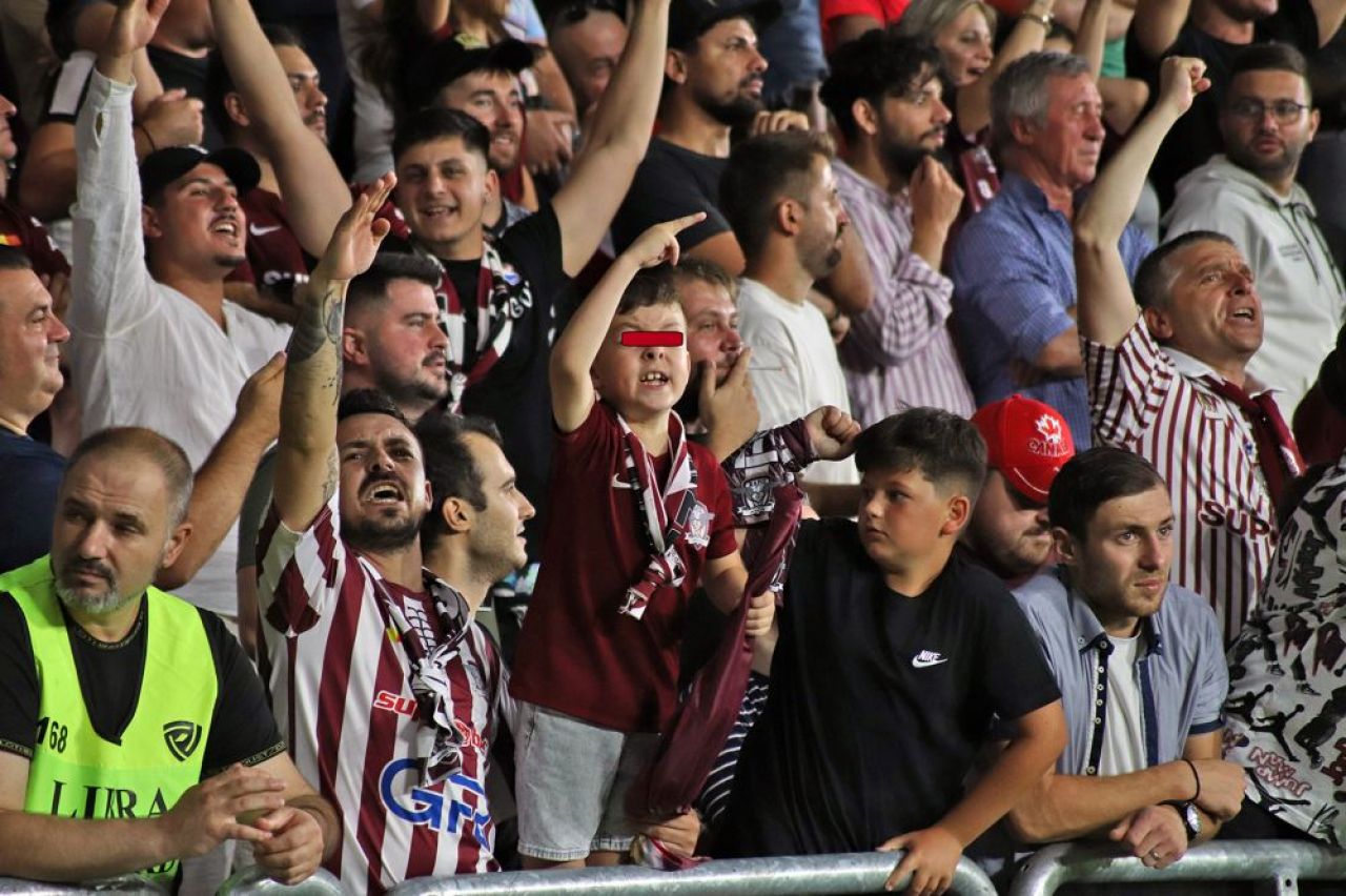 Ultras de mic! Fotografia derby-ului din Giulești amintește de o imagine devenită virală_3