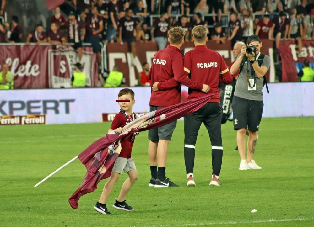 Ultras de mic! Fotografia derby-ului din Giulești amintește de o imagine devenită virală_4
