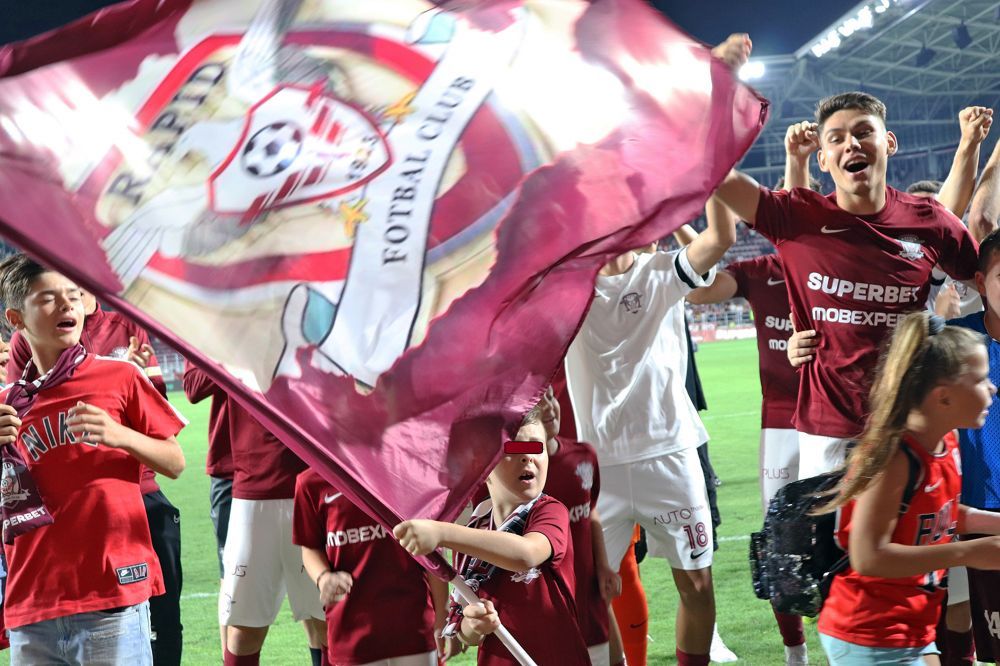 Ultras de mic! Fotografia derby-ului din Giulești amintește de o imagine devenită virală_5
