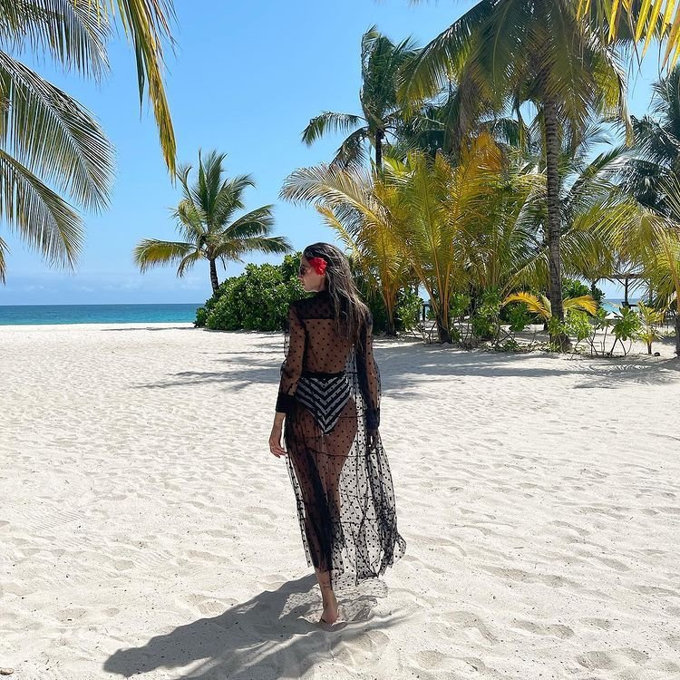 O găsești doar în Zanzibar și la Punta Cana. Partenera lui Florin Tănase, zeița locațiilor exuberante_10
