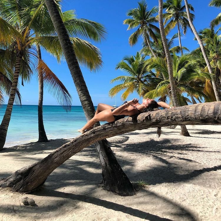 O găsești doar în Zanzibar și la Punta Cana. Partenera lui Florin Tănase, zeița locațiilor exuberante_25