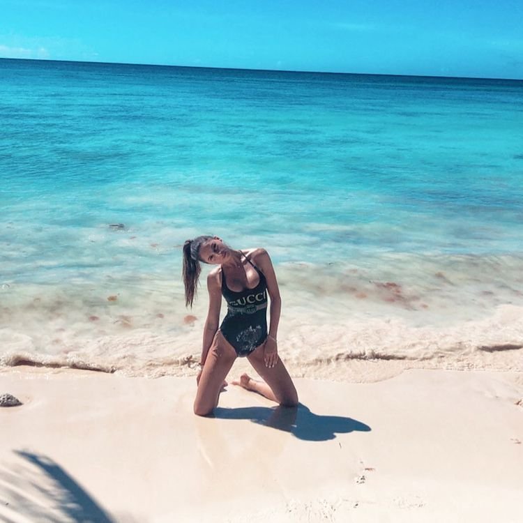 O găsești doar în Zanzibar și la Punta Cana. Partenera lui Florin Tănase, zeița locațiilor exuberante_26