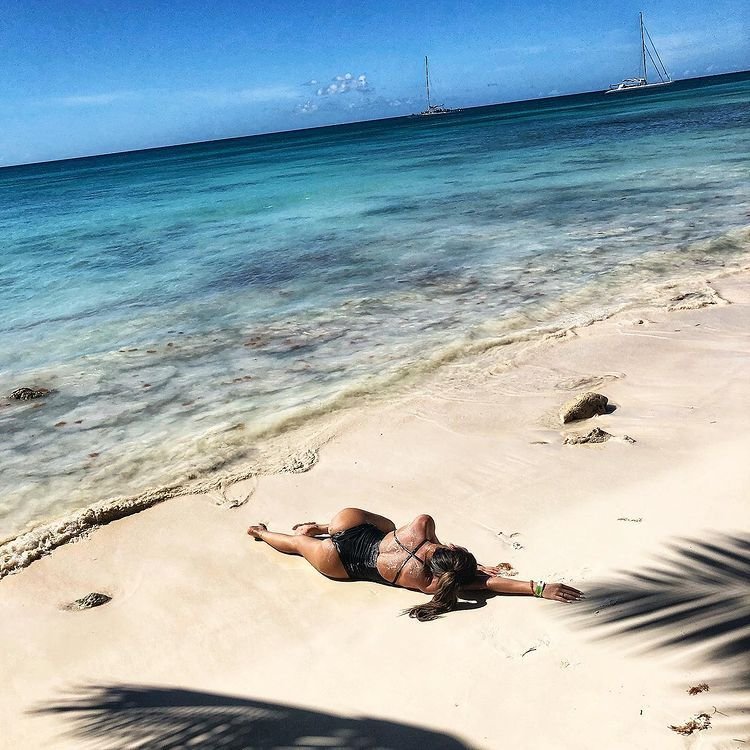 O găsești doar în Zanzibar și la Punta Cana. Partenera lui Florin Tănase, zeița locațiilor exuberante_28