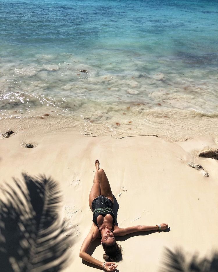 O găsești doar în Zanzibar și la Punta Cana. Partenera lui Florin Tănase, zeița locațiilor exuberante_30