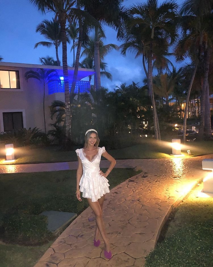 O găsești doar în Zanzibar și la Punta Cana. Partenera lui Florin Tănase, zeița locațiilor exuberante_31