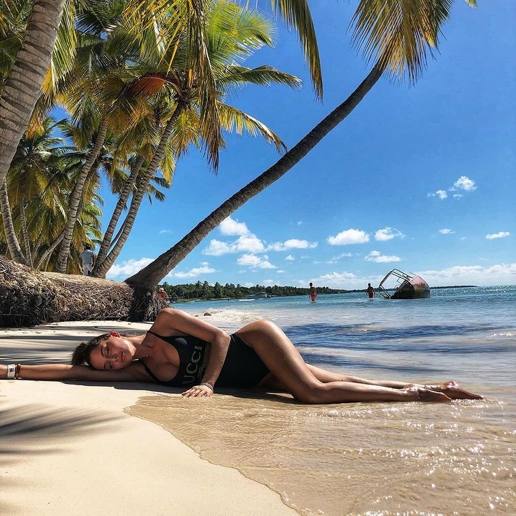 O găsești doar în Zanzibar și la Punta Cana. Partenera lui Florin Tănase, zeița locațiilor exuberante_36