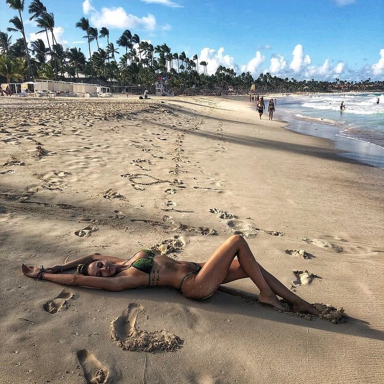 O găsești doar în Zanzibar și la Punta Cana. Partenera lui Florin Tănase, zeița locațiilor exuberante_37