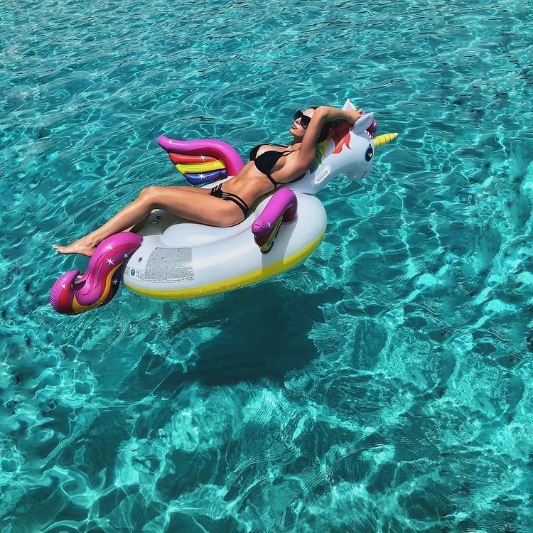 O găsești doar în Zanzibar și la Punta Cana. Partenera lui Florin Tănase, zeița locațiilor exuberante_42