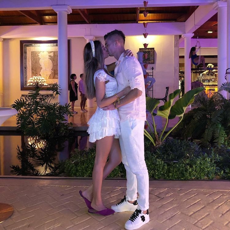 O găsești doar în Zanzibar și la Punta Cana. Partenera lui Florin Tănase, zeița locațiilor exuberante_51
