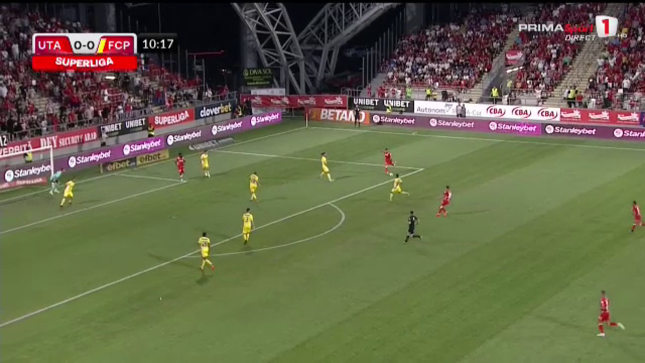 Gafă de proporții a lui Raul Avram în UTA - Petrolul! Miculescu, necruțător. VAR-ul nu a intervenit_3