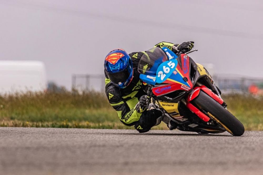 Povestea lui Vlad Chivu, campion național la motociclism. „Mâna mea se ținea doar în fiare!