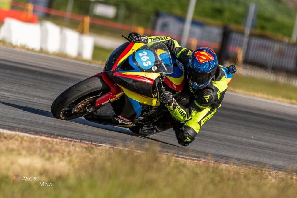 Povestea lui Vlad Chivu, campion național la motociclism. „Mâna mea se ținea doar în fiare!