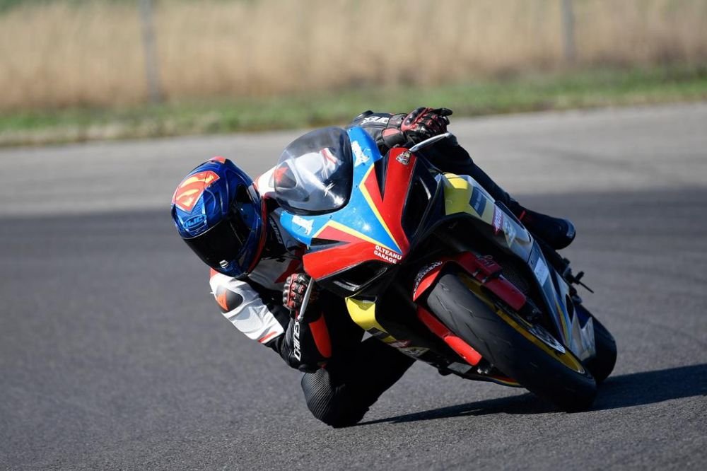 Povestea lui Vlad Chivu, campion național la motociclism. „Mâna mea se ținea doar în fiare!