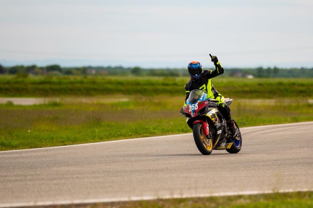 Povestea lui Vlad Chivu, campion național la motociclism. „Mâna mea se ținea doar în fiare!