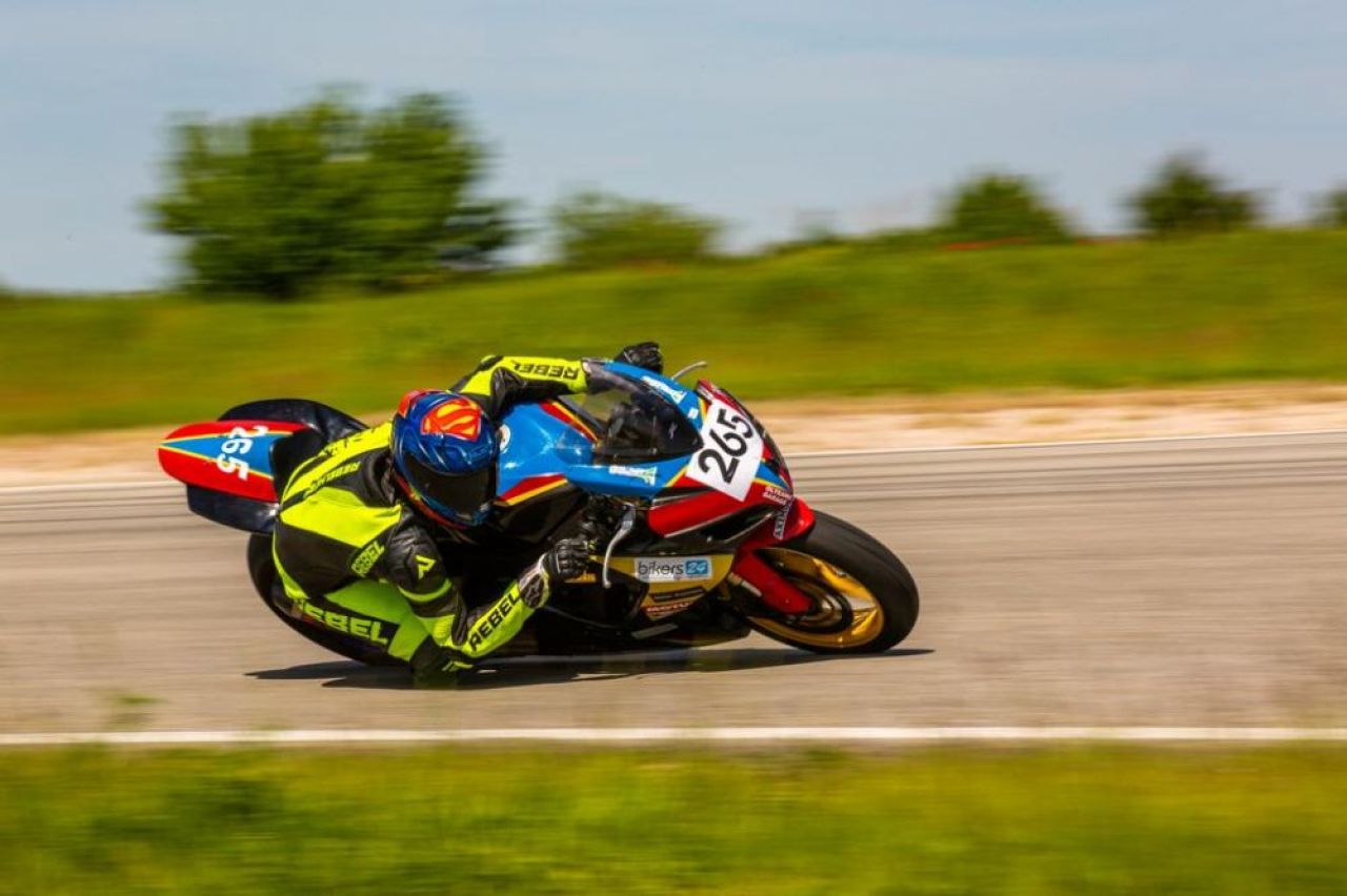 Povestea lui Vlad Chivu, campion național la motociclism. „Mâna mea se ținea doar în fiare!