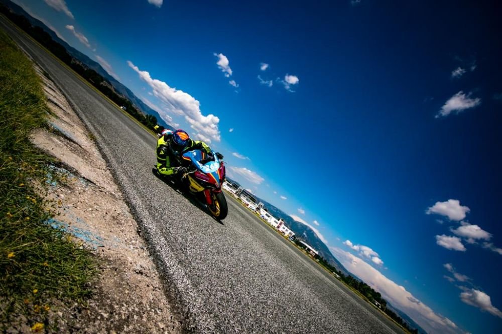 Povestea lui Vlad Chivu, campion național la motociclism. „Mâna mea se ținea doar în fiare!