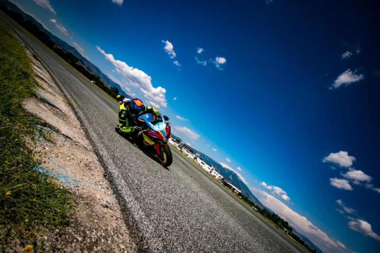 Povestea lui Vlad Chivu, campion național la motociclism. „Mâna mea se ținea doar în fiare!