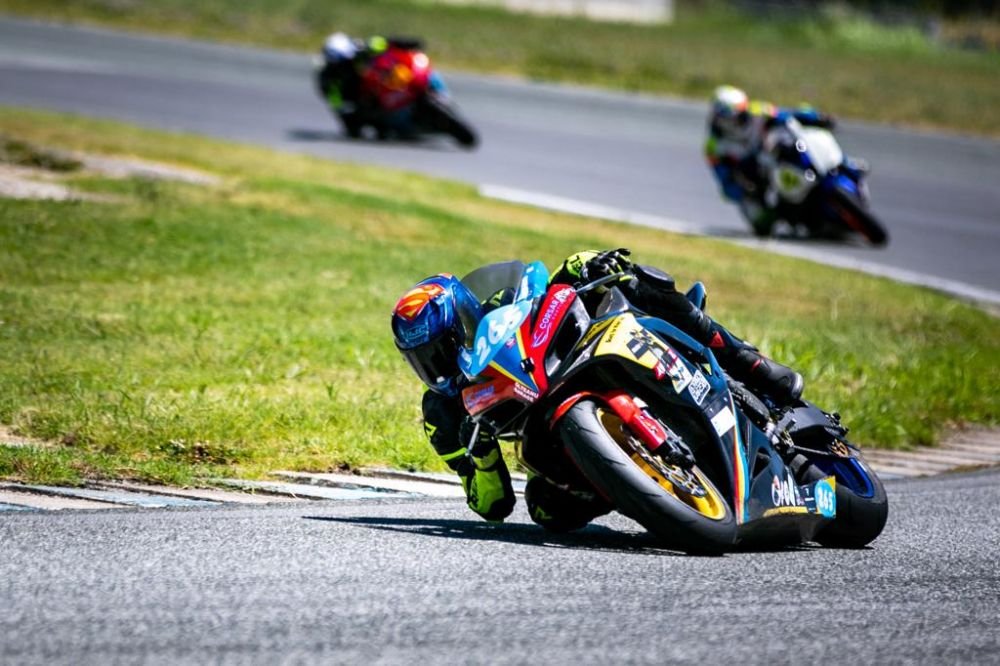 Povestea lui Vlad Chivu, campion național la motociclism. „Mâna mea se ținea doar în fiare!