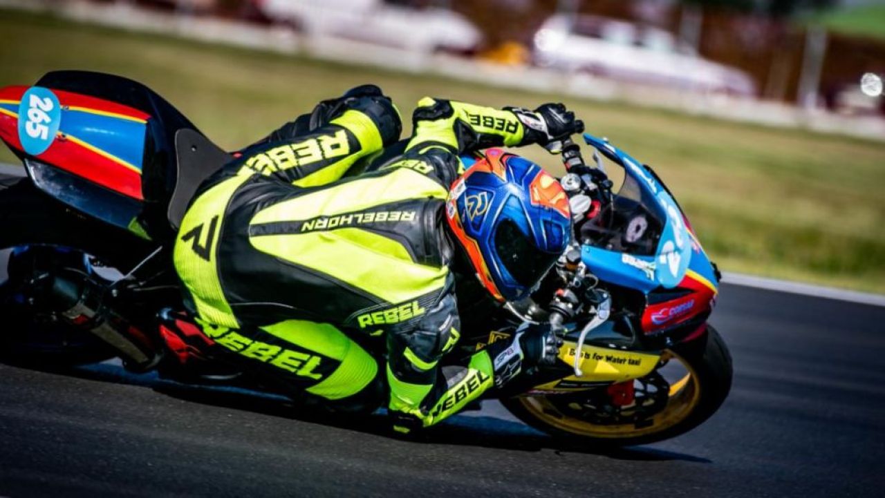 Povestea lui Vlad Chivu, campion național la motociclism. „Mâna mea se ținea doar în fiare!