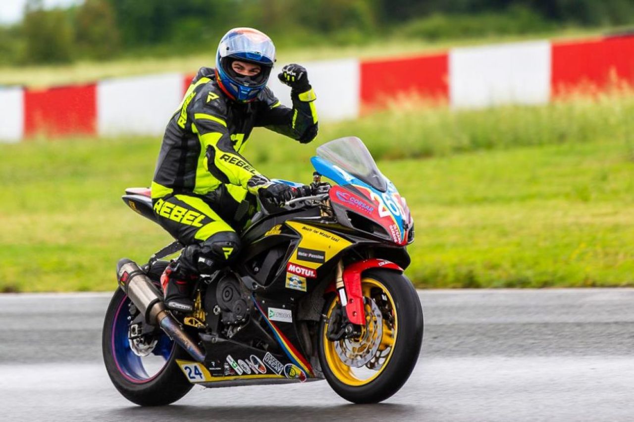 Povestea lui Vlad Chivu, campion național la motociclism. „Mâna mea se ținea doar în fiare!
