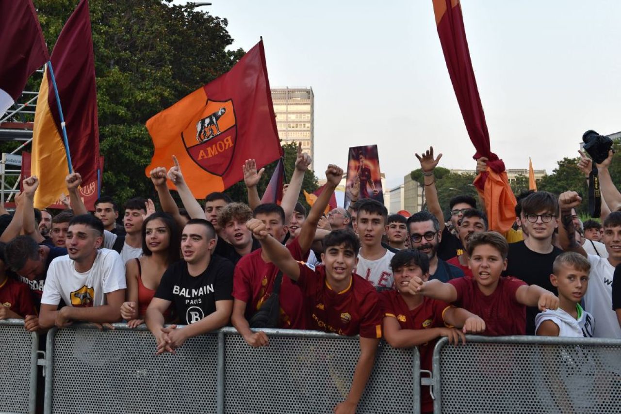Imagini de colecție la Roma! Paulo Dybala, prezentat în fața a 10.000 de fani_16