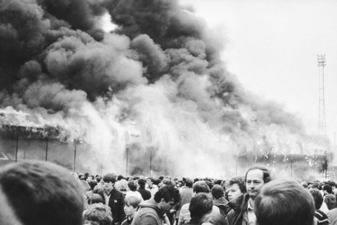 Povestea uitată a incendiului de pe stadionul din Bradford care a luat 56 de vieți și reeditarea finalei din 1966 pentru strângerea de fonduri!_3