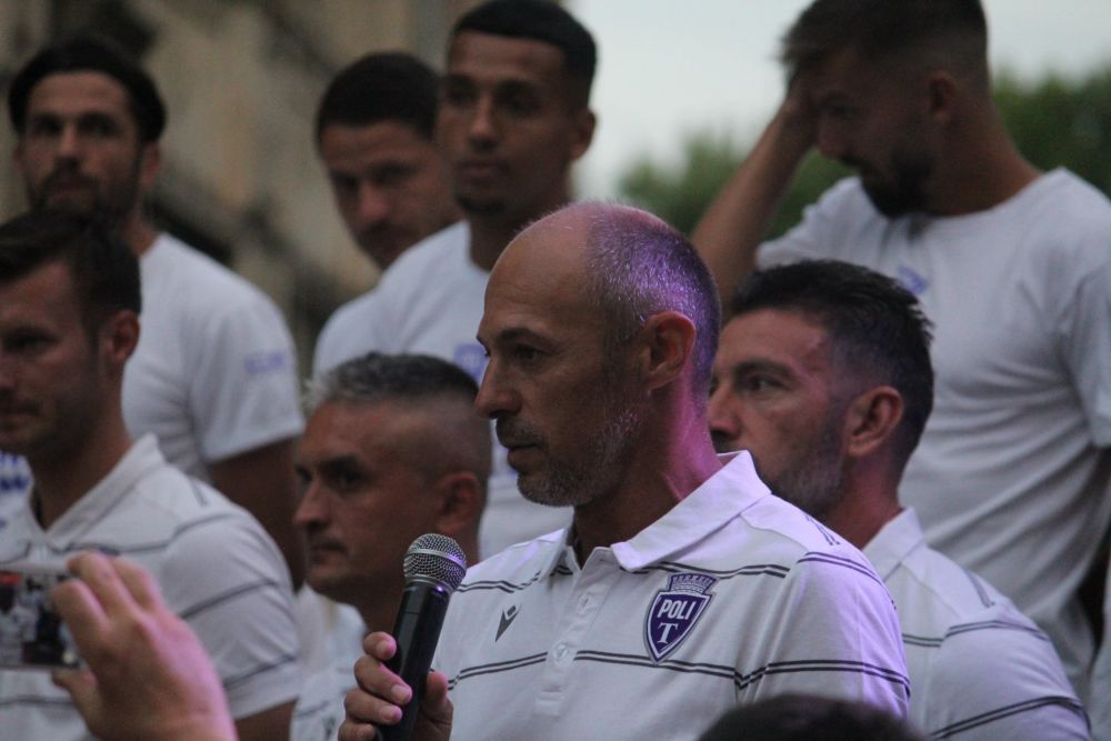 Poli nu moare! Echipa din Timișoara și-a prezentat cu mare fast antrenorul trecut pe la FCSB și lotul pentru viitorul sezon _12