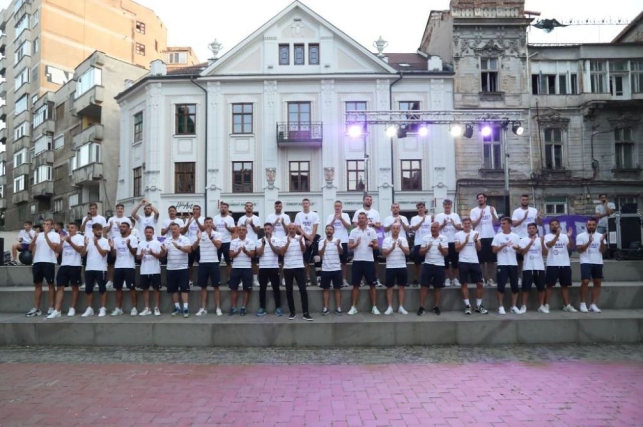Poli nu moare! Echipa din Timișoara și-a prezentat cu mare fast antrenorul trecut pe la FCSB și lotul pentru viitorul sezon _14