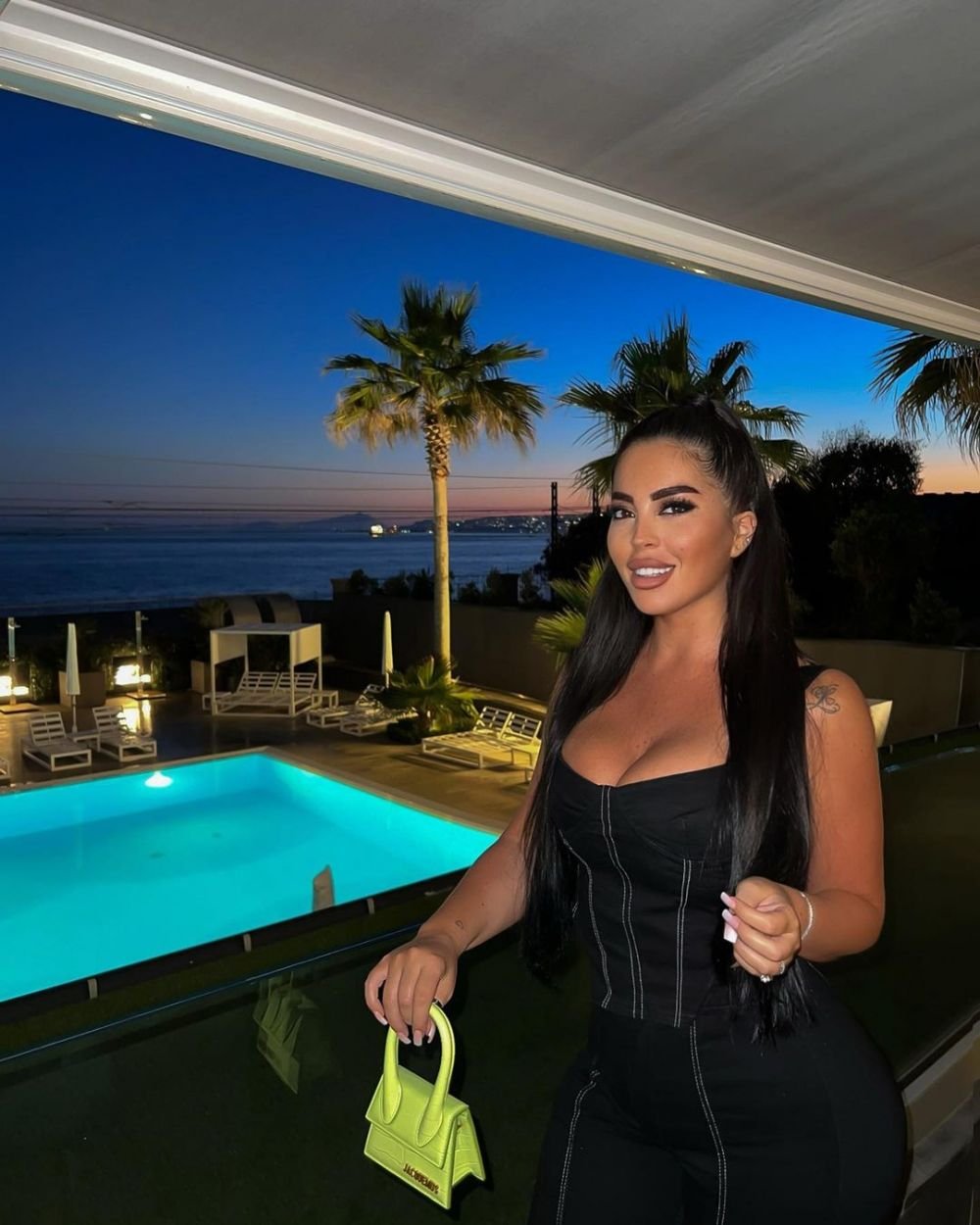 Prezentatoarea comparată cu Kim Kardashian face furori în Italia. Imaginile cu care și-a pus pe jar fanii _46