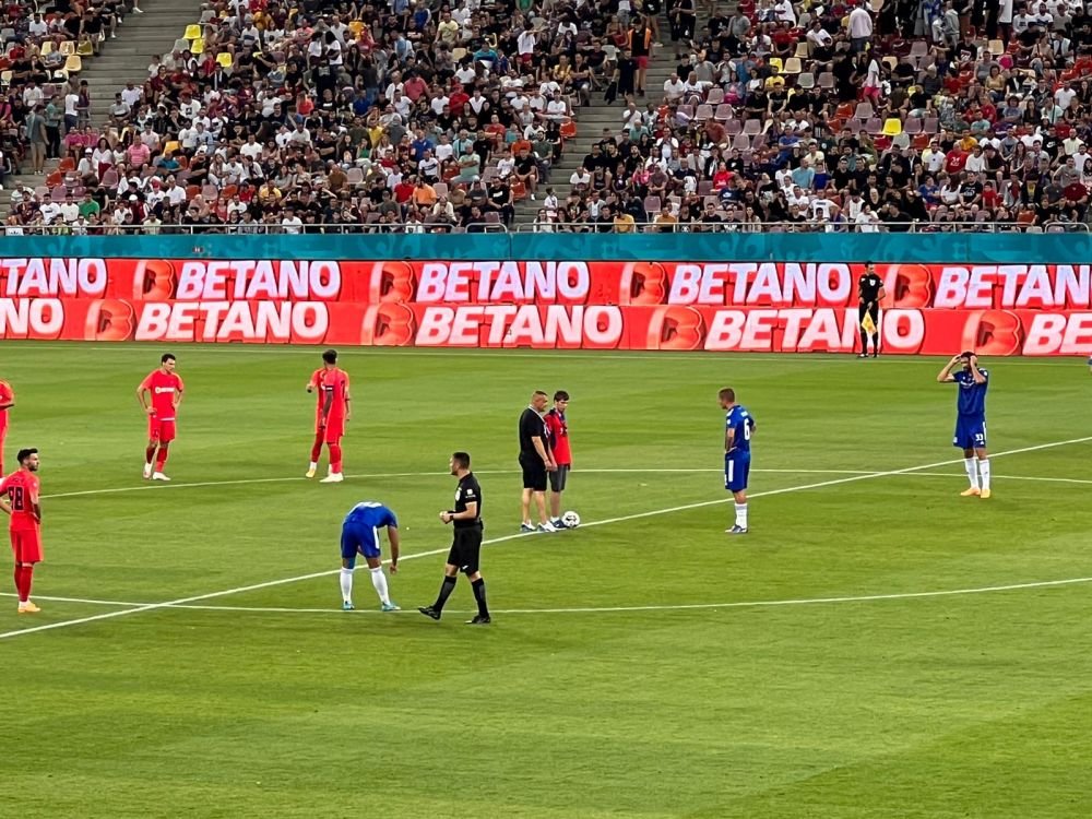 Moment emoționant pe Arena Națională! Fanul nevăzător al lui FCSB a dat lovitura de start. Puștiul, ovaționat de un stadion întreg_2