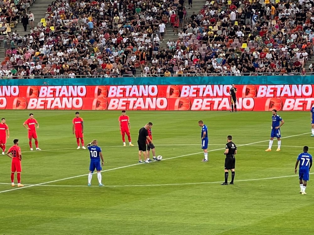 Moment emoționant pe Arena Națională! Fanul nevăzător al lui FCSB a dat lovitura de start. Puștiul, ovaționat de un stadion întreg_3