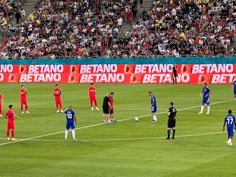 Moment emoționant pe Arena Națională! Fanul nevăzător al lui FCSB a dat lovitura de start. Puștiul, ovaționat de un stadion întreg_4
