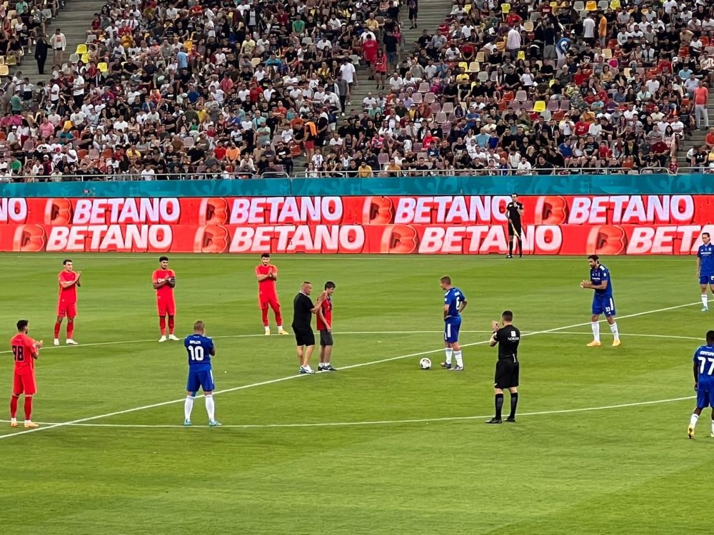 Moment emoționant pe Arena Națională! Fanul nevăzător al lui FCSB a dat lovitura de start. Puștiul, ovaționat de un stadion întreg_5