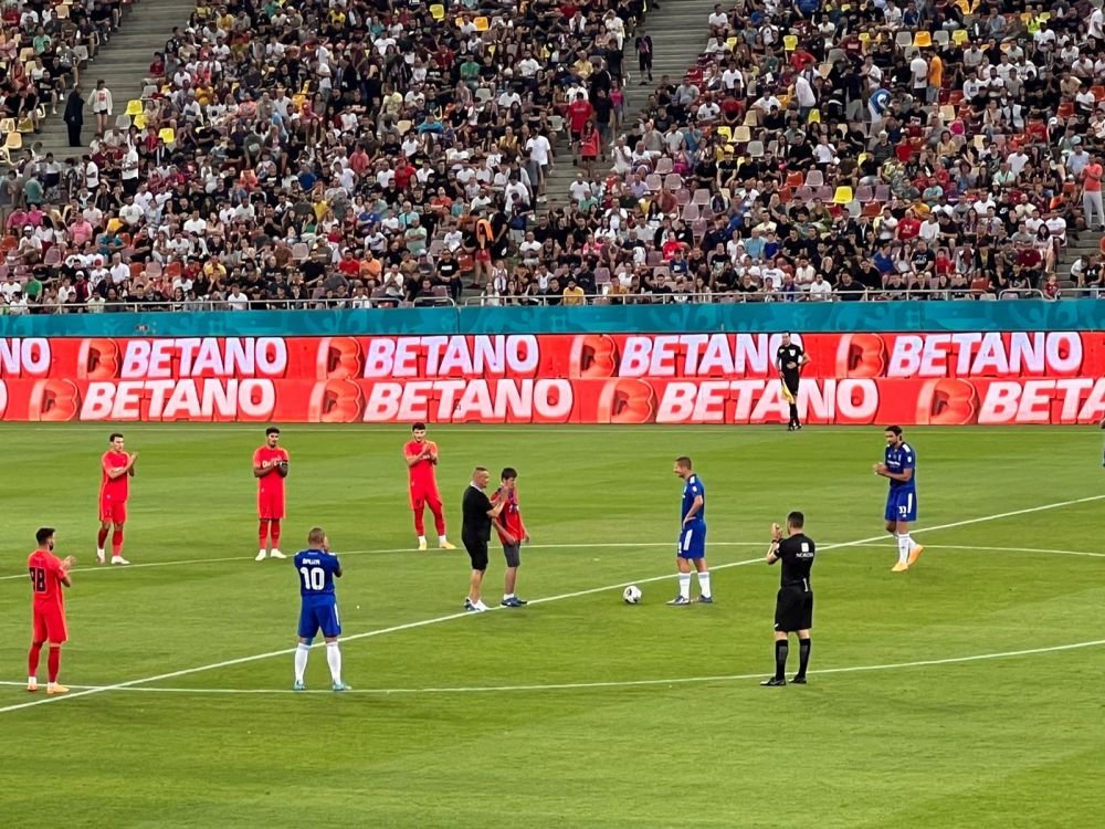 Moment emoționant pe Arena Națională! Fanul nevăzător al lui FCSB a dat lovitura de start. Puștiul, ovaționat de un stadion întreg_6