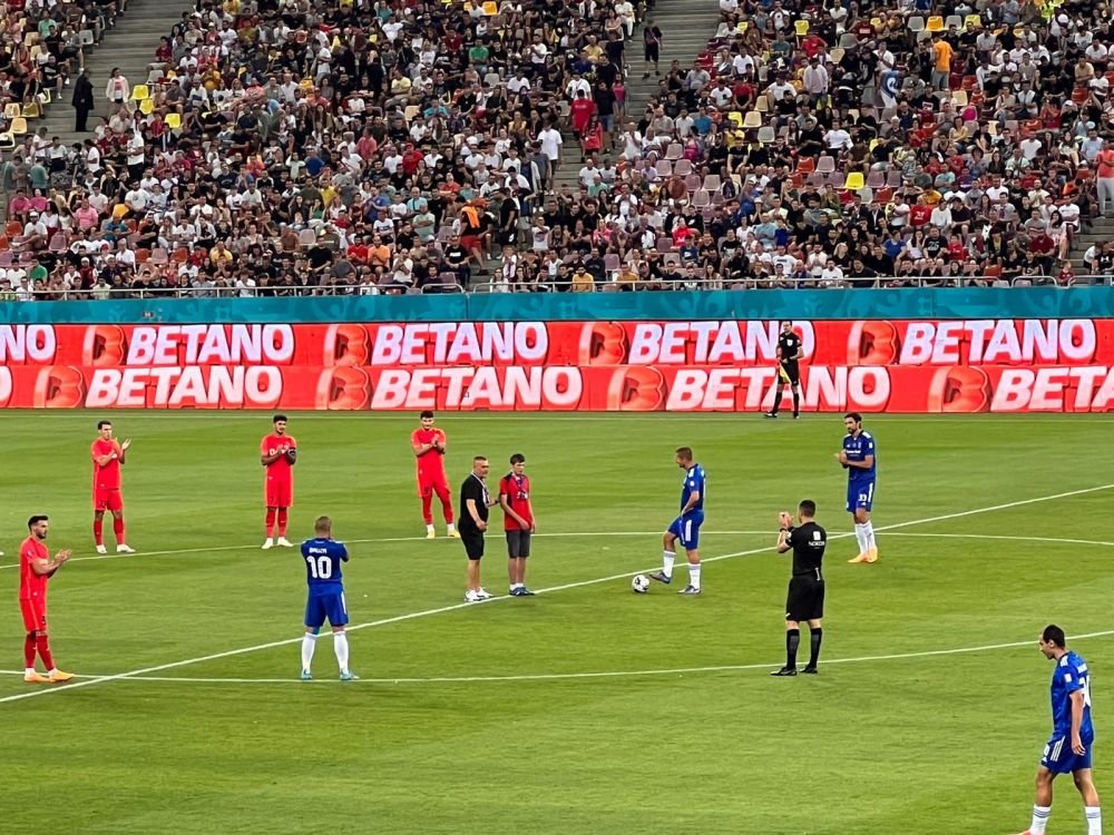 Moment emoționant pe Arena Națională! Fanul nevăzător al lui FCSB a dat lovitura de start. Puștiul, ovaționat de un stadion întreg_7