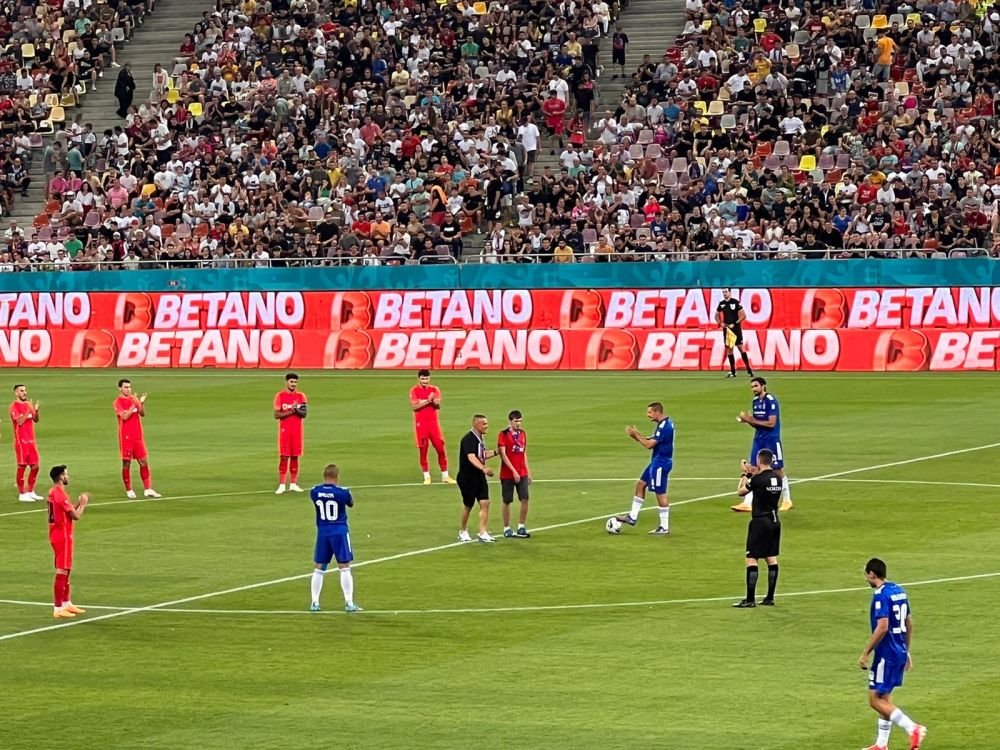 Moment emoționant pe Arena Națională! Fanul nevăzător al lui FCSB a dat lovitura de start. Puștiul, ovaționat de un stadion întreg_8