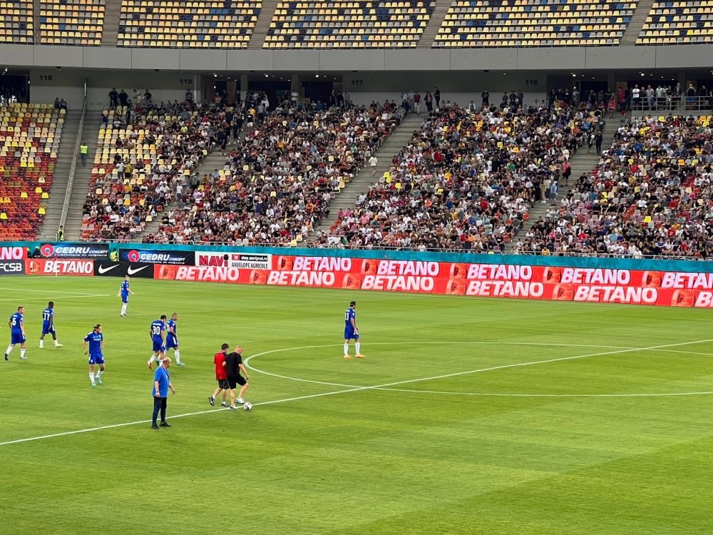 Moment emoționant pe Arena Națională! Fanul nevăzător al lui FCSB a dat lovitura de start. Puștiul, ovaționat de un stadion întreg_9