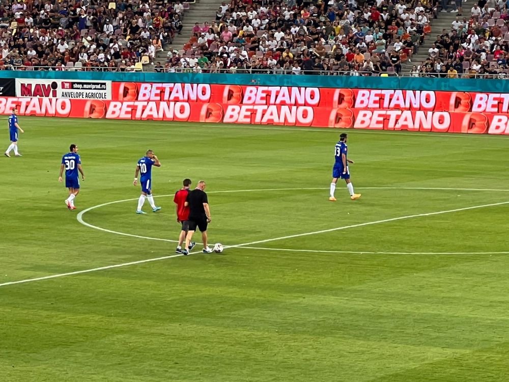 Moment emoționant pe Arena Națională! Fanul nevăzător al lui FCSB a dat lovitura de start. Puștiul, ovaționat de un stadion întreg_10