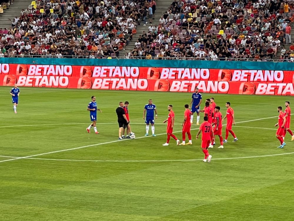Moment emoționant pe Arena Națională! Fanul nevăzător al lui FCSB a dat lovitura de start. Puștiul, ovaționat de un stadion întreg_11