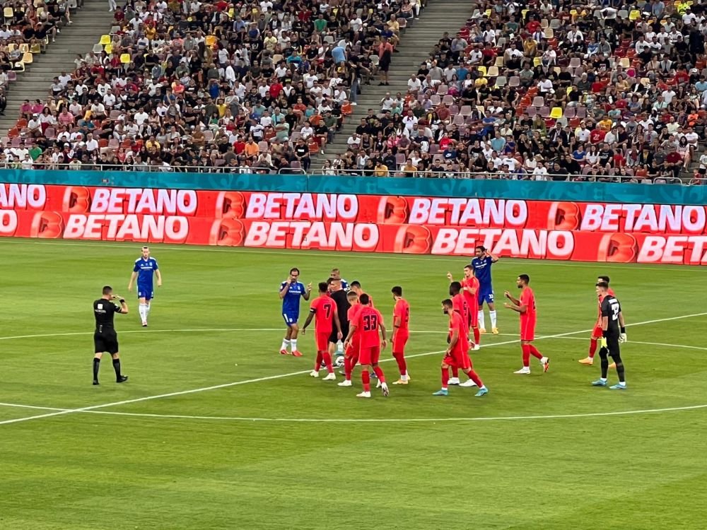Moment emoționant pe Arena Națională! Fanul nevăzător al lui FCSB a dat lovitura de start. Puștiul, ovaționat de un stadion întreg_12