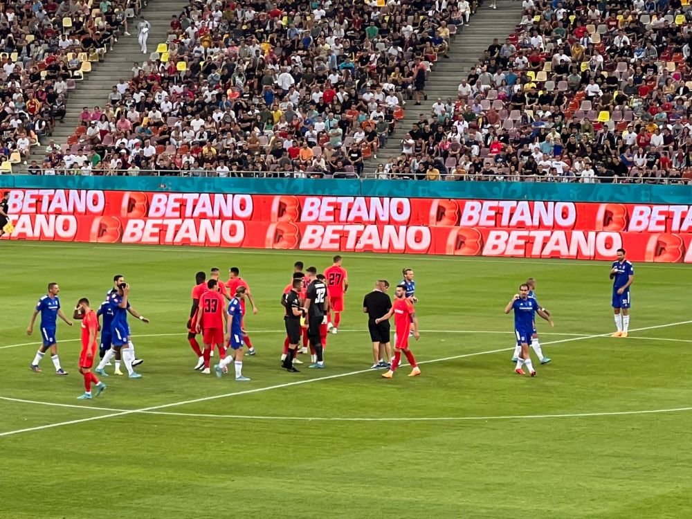 Moment emoționant pe Arena Națională! Fanul nevăzător al lui FCSB a dat lovitura de start. Puștiul, ovaționat de un stadion întreg_13
