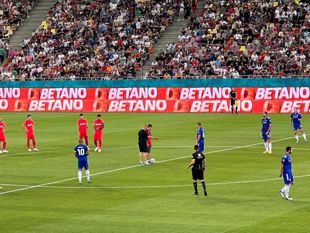 Moment emoționant pe Arena Națională! Fanul nevăzător al lui FCSB a dat lovitura de start. Puștiul, ovaționat de un stadion întreg_15