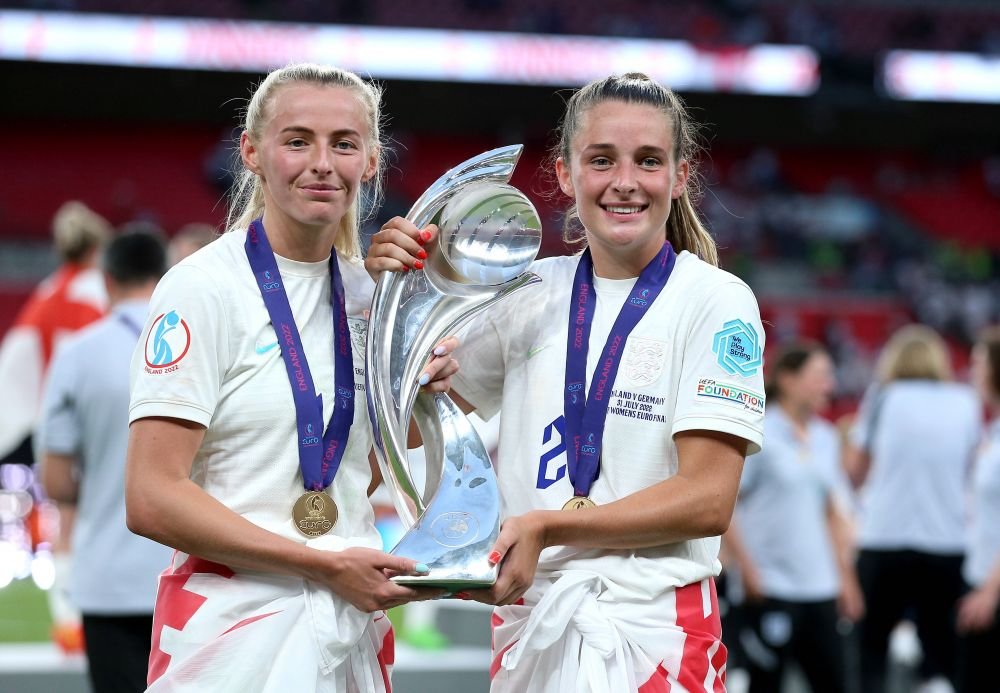 Nebunie în finala Europeanului feminin! Marcatoarea golului decisiv și-a dat jos tricoul și a făcut turul stadionului_14