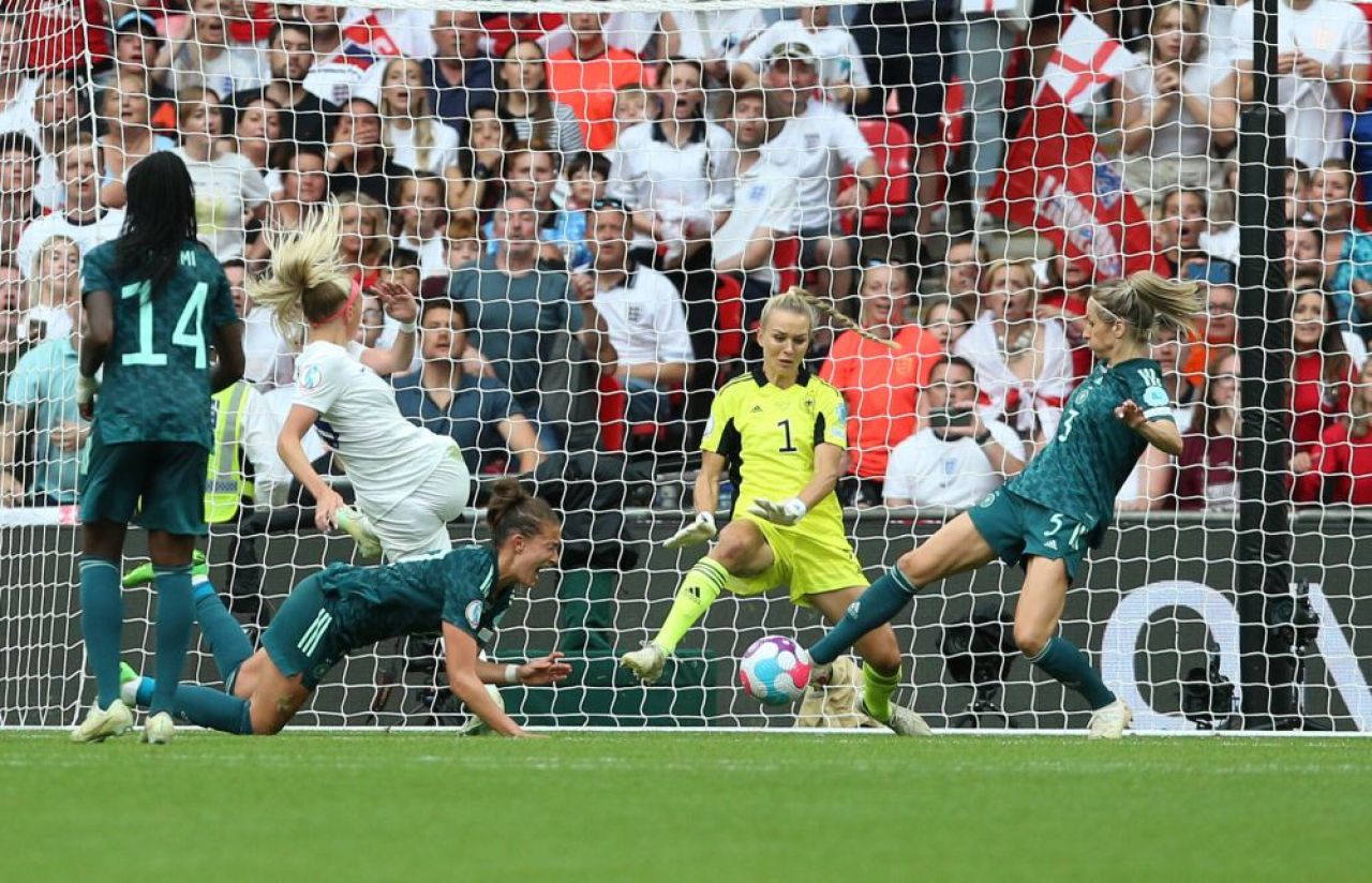 Nebunie în finala Europeanului feminin! Marcatoarea golului decisiv și-a dat jos tricoul și a făcut turul stadionului_15