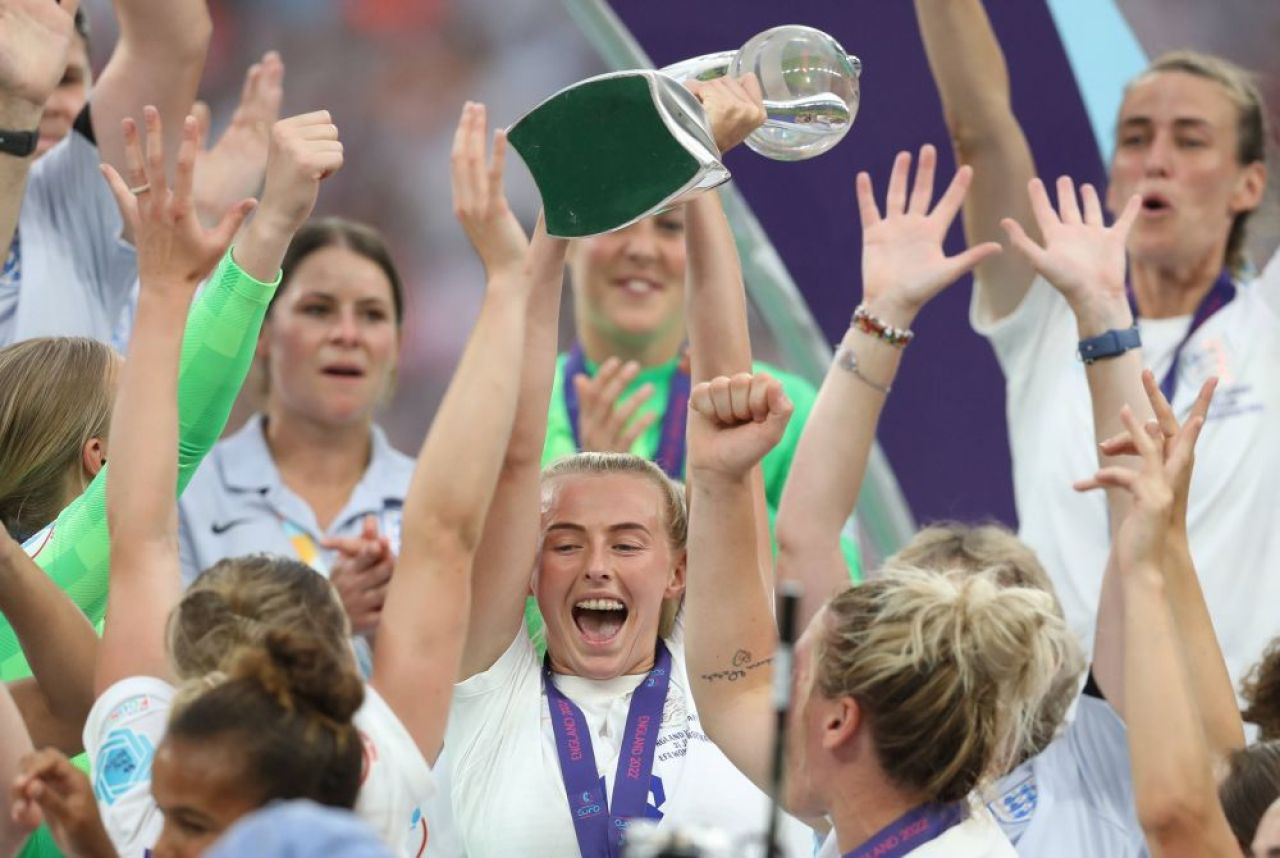 Nebunie în finala Europeanului feminin! Marcatoarea golului decisiv și-a dat jos tricoul și a făcut turul stadionului_18